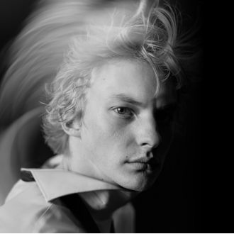 Уважаемые друзья! Приглашаем Вас на «Удивительные встречи 2.0» с артистом Театра Олега Табакова Антоном Рогачёвым.